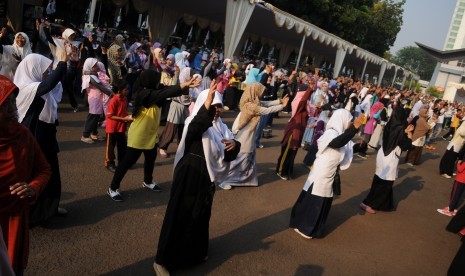 Kader PKS melakukan senam nostalgia di Hall Basket Senayan Jakarta, Ahad (11/11). 