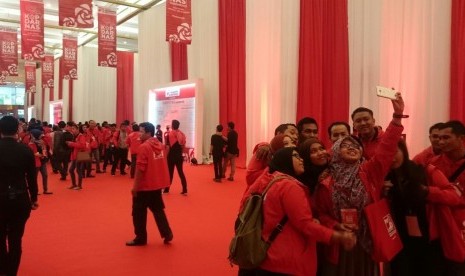 Kader PSI memasuki acara Kopdarnas di Jakarta Convention Center (JCC) Jakarta, Senin (16/11).