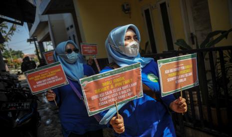 Kader Puskesmas Margahayu melakukan kampanye pencegahan stunting di permukiman padat penduduk di Margacinta, Bandung, Jawa Barat, Rabu (27/7/2022). Guna mendukung program nasional untuk menurunkan prevalensi stunting, Pemerintah Provinsi Jawa Barat melalui program Jabar New Zero Stunting menargetkan capaian pada 2023 sebesar 19,2 persen yang rata-rata penurunan stunting dalam tiga tahun terakhir di Jawa Barat adalah 1,35 persen. 