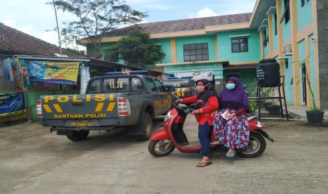 Kader puskesmas mengantarkan seorang lansia untuk menjalani vaksinasi di Puskesmas Tamansari, Kota Tasikmalaya (ilustrasi)