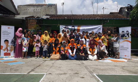 kader Unit Kesehatan Sekolah (UKS) dari SD Sukoharjo 2 Kota Malang memperingati Hari Kesehatan Nasional dengan menaman Toga.