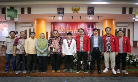  Rektor UMJ Ma’mun Murod dan Ketua Umum PKB A Muhaimin Iskandar beserta kader Muhammadiyah berpose bersama dalam  Talk show bertajuk Bedah Gagasan Visioning Indonesia : Arah dan Jalan Politik Kesejahteraan, di Kampus Universitas Muhammadiyah Jakarta (UMJ), Kamis (16/2/2023).