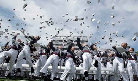 Kadet melemparkan topi mereka ke udara pada akhir upacara kelulusan di Akademi Militer AS di West Point, NY. (ilustrasi)