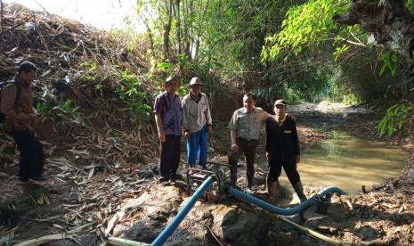 Kadis Pangan dan Pertanian Purwakarat, Agus Rachlan Suherlan (pakai batik) bersama tim dari Kementan, saat meninjau aktivitas pompanisasi yang dilakukan petani asal Kecamatan Cibatu. 