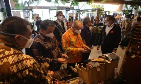 Kadis Pariwisata Banten Agus Setiawan (dua kanan), CEO Gaido Enterprises Muhammad Gaido, CEO PT Lippo Malls Indonesia Eddy Mumin, dan Chief of Corporate & External Relation PT Lippo Karawaci Tbk Arif Widjaksono meninjau salah satu partisipan Gallery Banten di MaxxBox Lippo Village, Karawaci, Tangerang, Kamis (1/4).