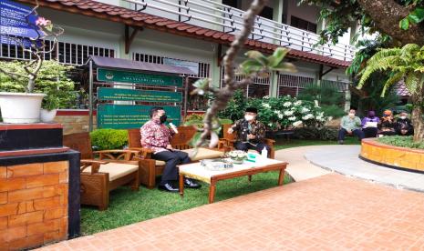 Kadisdik Provinsi Jawa Barat,  Dedi Supandi meninjau persiapan PPDB SMAN di Depok, Jumat (11/6). Selain mengumpulkan seluruh Kepsek SMAN se Kota Depok, Dedi juga melakukan sidak ke tempat pelayanan informasi PPDB SMAN 1 Depok.