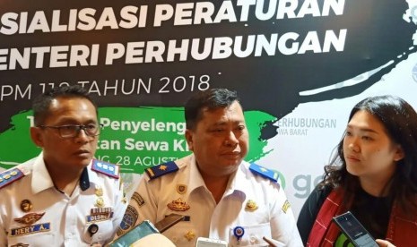   Kadishub Jabar Hery antasari (kiri), Direktur Angkutan Jalan Direktorat Jenderal Perhubungan Darat Ahmad Yani (tengah), dan Senior Manager Corporate Affairs Gojek Alvita Chen(kiri) saat memberikan keterangan pers.