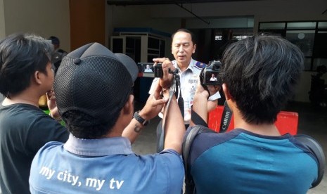 Kadishub Kota Depok, Dadang Wihana memberikan keterangan ke sejumlah wartawan soal parkir khusus wanita di gedung parkir Kantor Balai Kota Depok, Kamis (11/7).