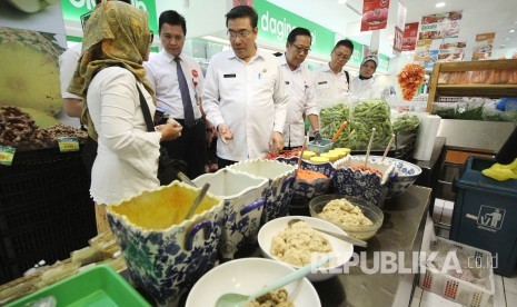 Kadisperindag Jawa Barat Hening Widiatmoko dan jajarannya meninjau kualitas dan harga barang kebutuhan pokok, daging dan sayuran di sebuah supermarket, Jalan Pahlawan Kota Bandung, Rabu (20/12).