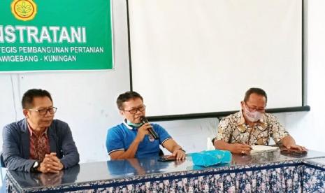 Kadistan Kabupaten Kuningan, Ukas Suharfaputra (tengah) dan Penyuluh Pusat Kementan, Basuki Setiabudi