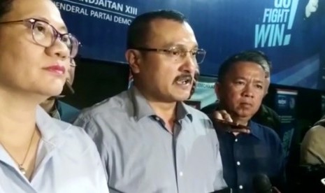 Kadiv Advokasi dan Hukum Partai Demokrat, Ferdinand Hutahaean (kedua kiri)