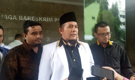 Kadiv Advokasi, Hukum, dan HAM DPP PKS, Ahmar Ihsan Rangkuti melaporkan sembilan akun penyebar hoaks ke Bareskrim Polri, Jakarta Pusat, Rabu (6/3).