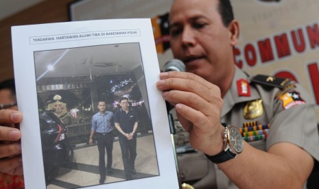 Kadiv Humas Mabes Polri Brigjen Pol Boy Rafli Amar memperlihatkan gambar penangkapan buron kasus Bank Century, Hartawan Aluwi di Mabes Polri, Jakarta, Jumat (22/4). 