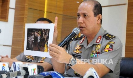  Kadiv Humas Mabes Polri Irjen Boy Rafli Amar menunjukan foto kerusuhan demo 4 november saat menggelar jumpa pers di Mabes Polri, Jakarta, Sabtu (5/11)