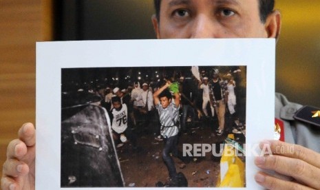  Kadiv Humas Mabes Polri Irjen Boy Rafli Amar menunjukan foto kerusuhan demo 4 november saat menggelar jumpa pers di Mabes Polri, Jakarta, Sabtu (5/11).