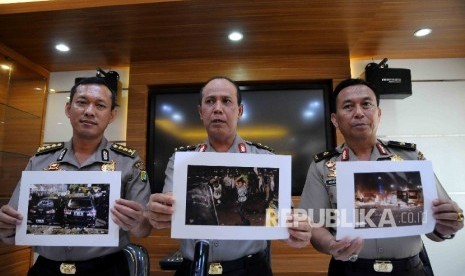 Kadiv Humas Mabes Polri Irjen Boy Rafli Amar (tengah) menunjukan foto kerusuhan demo 4 november saat menggelar jumpa pers di Mabes Polri, Jakarta, Sabtu (5/11).