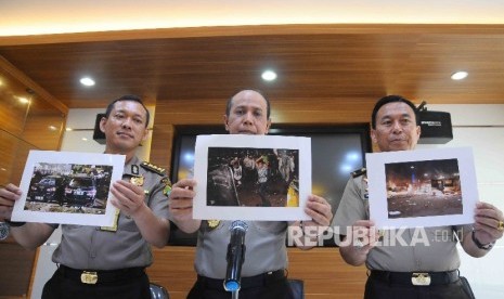 Kadiv Humas Mabes Polri Irjen Boy Rafli Amar (tengah) menunjukan foto kerusuhan demo 4 november saat menggelar jumpa pers di Mabes Polri, Jakarta, Sabtu (5/11).