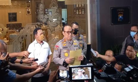 Kadiv Humas Mabes Polri Irjen Pol Dedi Prasetyo melakukan konferensi pers terkait tragedi Kanjuruhan di Mapolres Malang, Senin (3/10/2022) malam. Pada keterangannya, Dedi mengungkapkan, ada sembilan pejabat kepolisian yang dicopot dari jabatannya termasuk Kapolres Malang AKBP Ferli Hidayat. 