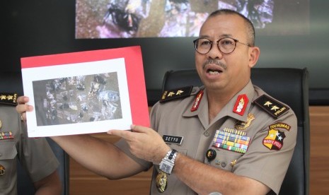 Kadiv Humas Mabes Polri Irjen Pol Setyo Wasisto menunjukkan barang bukti serpihan bom Kampung Melayu ketika memberikan keterangan pers di Mabes Polri, Jakarta, Kamis (25/5).