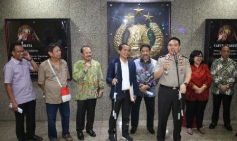 Kadiv Humas Polri Irjen M Iqbal (ketiga kanan) bersama Ketua Tim Gabungan Pencari Fakta (TGPF) Kasus Novel Baswedan, Nurcholis (keempat kiri) dan anggota TGPF memberikan keterangan pers tentang perkembangan kasus Novel Baswedan di Mabes Polri, Jakarta, Selasa (9/7/2019). TGPF menyampaikan sudah bekerja maksimal sesuai dengan batas waktu dengan hasil laporan yang tertuang dalam 170 halaman dengan hampir 1.500 lampiran dalam kasus tersebut. 