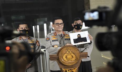 Kadiv humas Polri Irjen Pol Argo Yuwono (tengah) didampingi Karopenmas Brigjen Pol Rusdi Hartono (kiri) dan Kabagpenum Kombes Pol Ahmad Ramadhan menyampaikan keterangan terkait teroris jaringan Jamaah Islamiyah (JI) di kantor Bareskrim, Mabes Polri, Jakarta, Senin (4/1/2021). Pada keterangan tersebut Kepolisian RI mengungkap kekuatan anggota muda JI dari Indonesia di Suriah berdasarkan keterangan dari pimpinannya yang sudah tertangkap Para Wijayanto pada 2019 silam.