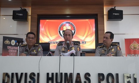 Kabid Humas Polda Metro Jaya Kombes Pol RP Argo Yuwono (kiri)