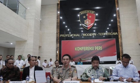 Kadiv Humas Polri Irjen Pol M. Iqbal (ketiga kiri) bersama Ketua Tim Gabungan Pencari Fakta (TGPF) Kasus Novel Baswedan, Nurkholis (kedua kiri) dan Anggota TGPF Hendardi (kedua kanan) memberikan keterangan pers saat rilis hasil investigasi TGPF Novel Baswedan di Mabes Polri, Jakarta, Rabu (17/7/2019).