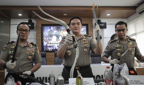 Kadiv Humas Polri Irjen Pol M Iqbal (tengah) didampingi Karo Penmas Divisi Humas Polri Brigjen Pol Dedi Prasetyo (kiri) dan Kabag Penum Divisi Humas Polri Kombes Pol Asep Adi Saputra (kanan) saat menggelar konferensi pers pengungkapan kasus terorisme jaringan Jamaah Ansharut Daulah (JAD) di Mabes Polri, Jakarta, Jumat (17/5/2019).