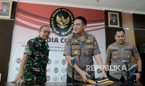 Kadiv Humas Polri Irjen Pol M. Iqbal (tengah) didampingi Kapuspen TNI Mayjen TNI Sisriadi (kiri) dan Kasubdit 1 Dittipidum Bareskrim Polri Kombes Pol Daddy Hartadi (kanan) usai memberikan keterangan pada wartawan terkait perkembangan kericuhan 21-22 Mei 2019 di Media Center Kemenko Polhukam, Jakarta, Selasa (11/6/2019).