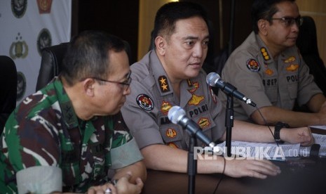 Kadiv Humas Polri Irjen Pol Mohammad Iqbal (tengah), Kapuspen Mayjen TNI Sisriadi (kiri) dan Kabag Penum Kombes Pol Asep Adi Saputra (kanan) memberikan keterangan pers terkait aksi unjuk rasa 22 Mei di Kemenko Polhukam, Jakarta, Kamis (23/5/2019).