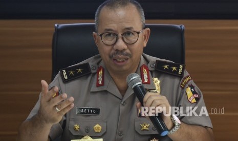 Kadiv Humas Polri Irjen Pol Setyo Wasisto memberikan keterangan pers mengenai penyergapan teroris. di Mabes Polri, Jakarta, Minggu (13/5).