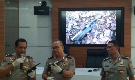 Kadiv Humas Polri Irjen Setyo Wasisto, Karopenmas Polri Brigjen Rikwanto dan Kabagpenum Polri Kombes Martinus Sitompul merilis penangkapan teroris terkait aksi terorisme Bima Nusa Tenggara Barat, di Markas Besar Polri, Jakarta, Senin (6/11). 