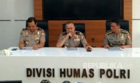 Kadiv Humas Polri Irjen Setyo Wasisto, Karopenmas Polri Brigjen Rikwanto dan Kabagpenum Polri Kombes Martinus Sitompul merilis penangkapan teroris terkait aksi terorisme Bima Nusa Tenggara Barat, di Markas Besar Polri, Jakarta, Senin (6/11). 