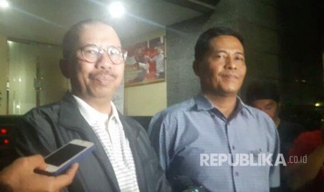 Kadiv Humas Polri Irjen Setyo Wasisto (kiri) dan Kabid Humas Polda Metro Jaya, Kombes Pol  Raden Argo Prabowo Yuwono memberikan keterangan terkait penangkapan terduga pelaku penyiraman air keras terhadap penyidik KPK, Novel Baswedan di Main Hall Polda Metro Jaya, Rabu (10/5) malam.