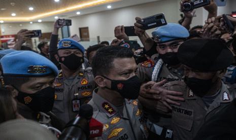 Kadiv Propam nonaktif Irjen Pol Ferdy Sambo (tengah) berjalan keluar usai menjalani pemeriksaan di Bareskrim Mabes Polri, Jakarta, Kamis (4/8/2022). Pengacara Keluarga Brigadir Nofriansyah Joshua Hutabarat (Brigadir J), Kamaruddin Simanjuntak, kembali mengungkapkan cerita baru terkait praperistiwa, beberapa hari sebelum pembunuhan Brigadir J.