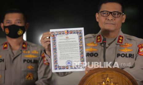 Kadivhumas Polri Irjen Pol Argo Yuwono (kanan) didampingi Karopenmas Brigjen Pol Rusdi Hartono (kiri) menunjukkan surat Maklumat Kapolri tentang Larangan Simbol FPI di kantor Bareskrim, Mabes Polri, Jakarta, Jumat (1/1/2021). Kapolri Jenderal Pol Idham Azis mengeluarkan maklumat soal pelarangan simbol, serta kegiatan Front Pembela Islam (FPI) dan meminta masyarakat untuk tidak terlibat baik secara langsung maupun tidak langsung dalam mendukung dan memfasilitasi kegiatan serta menggunakan simbol dan atribut FPI.