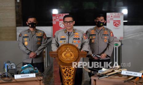 Kadivhumas Polri Irjen Pol Argo Yuwono (tengah) didampingi Karopenmas Brigjen Pol Rusdi Hartono (kiri) dan Kabagpenum Kombes Pol Ahmad Ramadhan menyampaikan rilis barang bukti teroris, di kantor Bareskrim, Mabes Polri, Jakarta, Jumat (18/12/2020). Sebanyak 23 orang tersangka teroris jaringan Jamaah Islamiyah berhasil ditangkap Tim Densus 88 Anti Teror Polri di Lampung beberapa waktu lalu, dan kini mereka berada di Jakarta untuk menjalani pemeriksaan oleh pihak kepolisian.