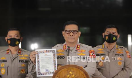 Kadivhumas Polri Irjen Pol Argo Yuwono (tengah) didampingi Karopenmas Brigjen Pol Rusdi Hartono (kiri) dan Kabagpenum Kombes Pol Ahmad Ramadhan (kanan) memberikan keterangan pers.