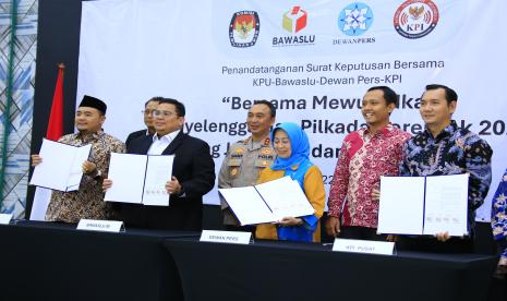 Kadivhumas Polri Irjen Pol Sandi Nugroho menghadiri penandatanganan Surat Keputusan Bersama (SKB) KPU, Bawaslu, KPI, dan Dewan Pers mengenai pembentukan Gugus Tugas Pemantauan Pemberitaan Pilkada 2024.