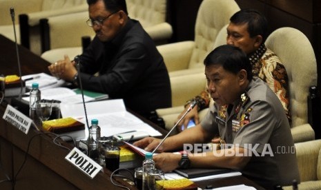 Kadivkum Polri Irjen Pol, Raja Erizman (kanan) memberikan pandangannya saat mengikuti Raker Komisi II DPR dengan TNI, Polri dan Jaksa Agung di Kompleks Parlemen. Senayan, Jakarta, Kamis (19/10). 