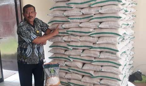 Kadivre Bulog Jabar Achmad Ma'mun, menunjukkan stok dan beras sachetan di Rumah Pangan Kita (RPK) Center Margacinta Kota Bandung, Kamis (23/8). Stok beras di Jabar masih aman untuk sembilan bulan ke depan. 