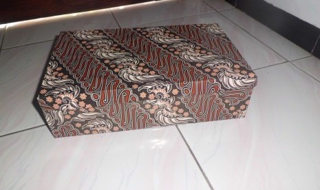 Kado bersampul batik