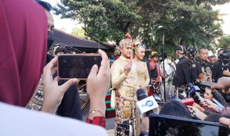 Kaesang dan Erina memberikan keterangan usai prosesi akad nikah di depan Pendopo Royal Ambarrukmo, Sleman, DIY, Sabtu (10/12).