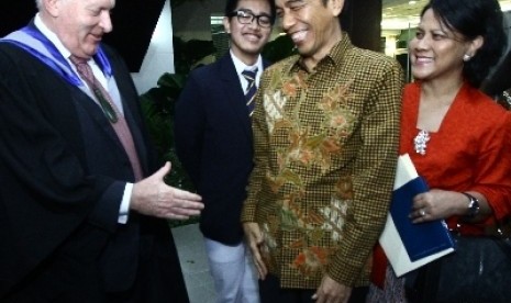 Kaesang Pangarep bersama kedua orang tuanya di Anglo-Chinese School, Singapura.