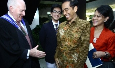 Kaesang Pangarep bersama kedua orang tuanya di Anglo-Chinese School, Singapura.