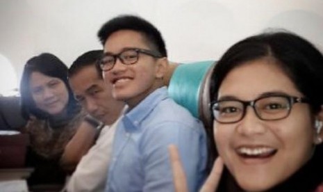 Kaesang Pangarep foto bareng bersama keluarga tercinta di dalam pesawat