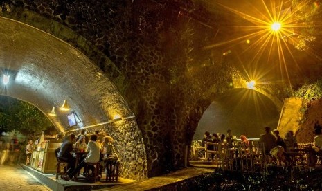 Kafe Kolong, Pertama di Jember, Satu-Satunya di Indonesia