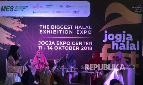 Kafeela yakni kumpulan empat designer muda Yogyakarta pecinta batik hadir dalam talkshow Jogja Halal Festival 2018.