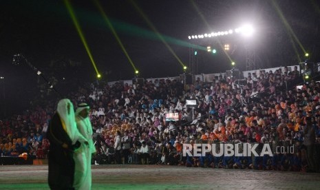 Kafilah dari berbagai provinsi memadati pembukaan MTQ Nasional Ke-XXVI di Islamic Center Kota Mataram, Nusa Tenggara Barat, Sabtu (30/7) malam