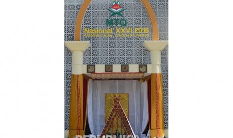  Kafilah dari DKI Jakarta, Dasrizal melantunkan ayat suci Al Quran saat babak penyisihan MTQ Nasional ke XXVI cabang Sab’ah yang diselenggarakan di Islamic Center Kota Mataram, Nusa Tenggara Barat, Ahad (31/7).